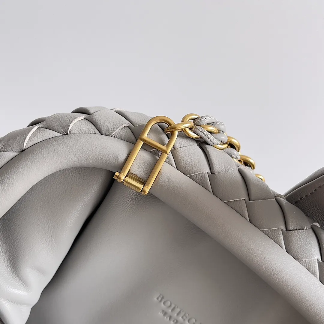 Batch 1880 BOTTEGA VENETA LAUREN 1980 small clutch bag is new! The small size that many people squat on is finally here. The self-adjustable zipper is a highlight of this bag. After being removed, it can be used as a handbag for important occasions. One bag unlocks two carrying methods at the same time. It is practical and has a unique sense of structure and beautiful lines. It is more elegant than a small cloud. It is a tribute to the classics and the pursuit of modernity. Style number: 804038 Size: 27*15*8cm